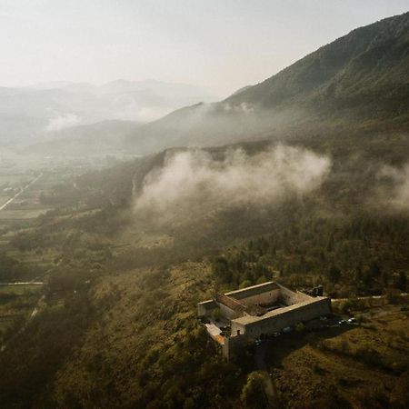 Отель Monastero Fortezza Di Santo Spirito Fossa Экстерьер фото
