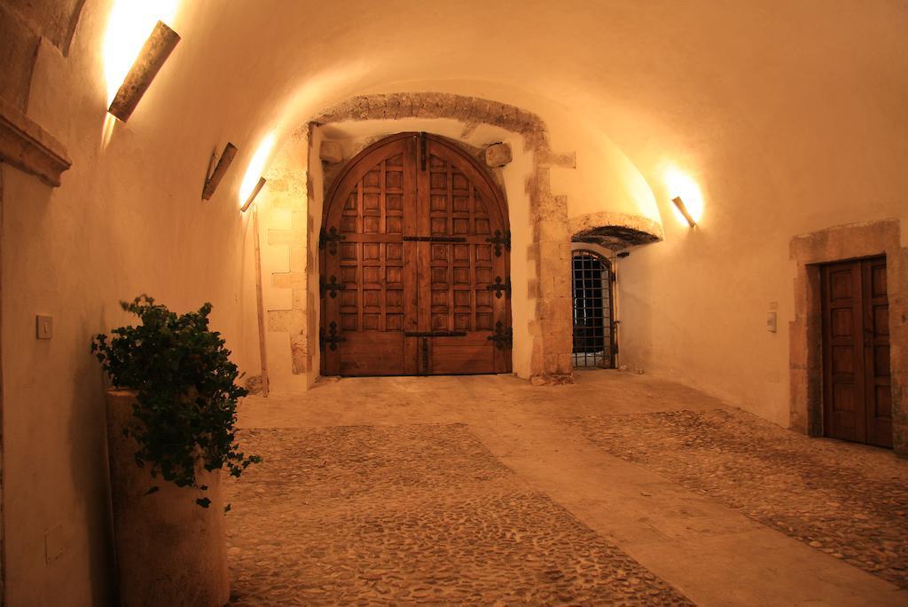 Отель Monastero Fortezza Di Santo Spirito Fossa Экстерьер фото